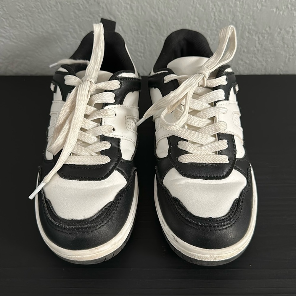 Boys size 2 Hurley shoes